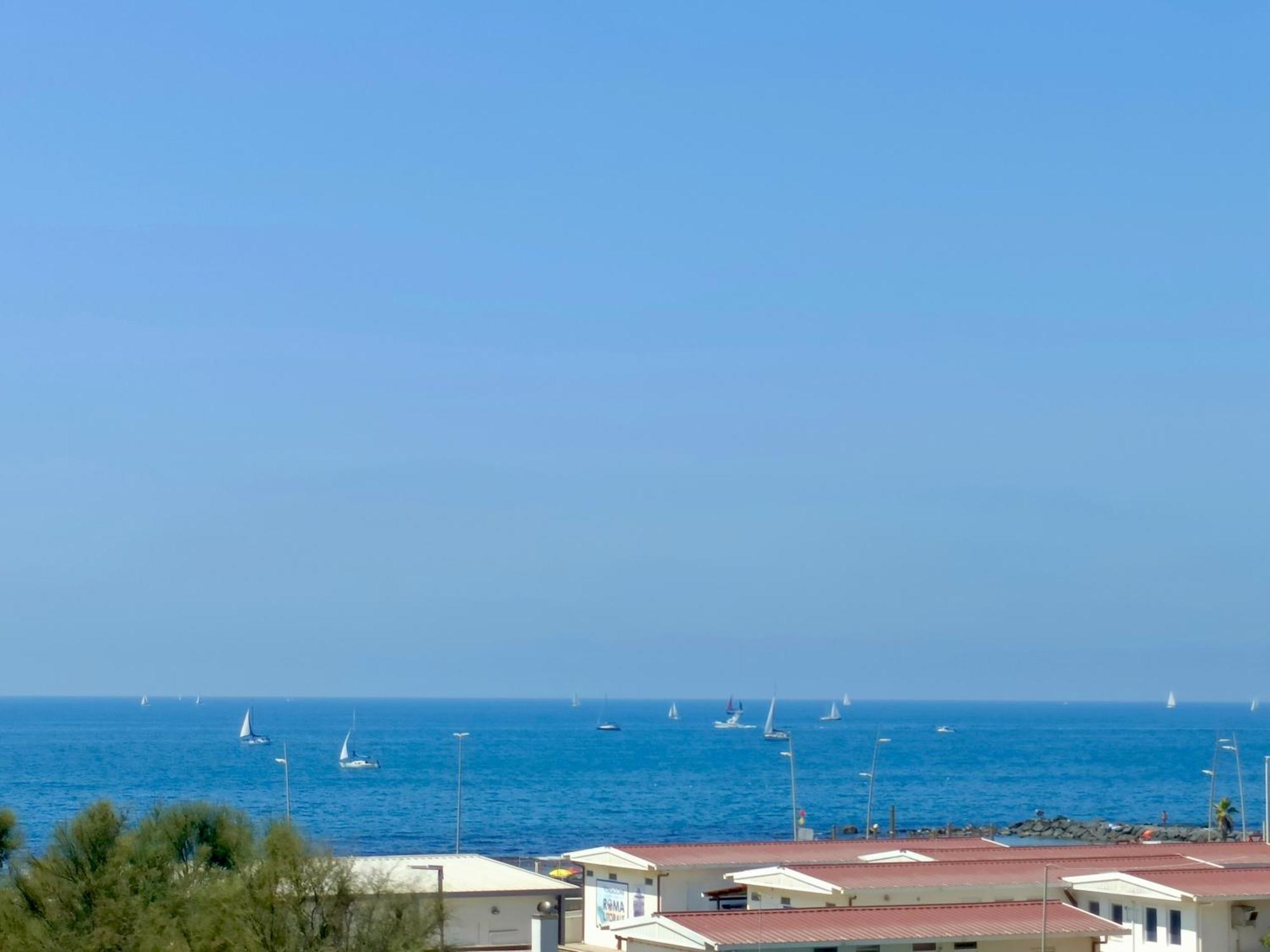 Casa Coco - Appartamento Al Mare Ostia Buitenkant foto